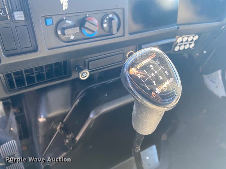 image for item JN9165 1999 International 4700  flatbed truck