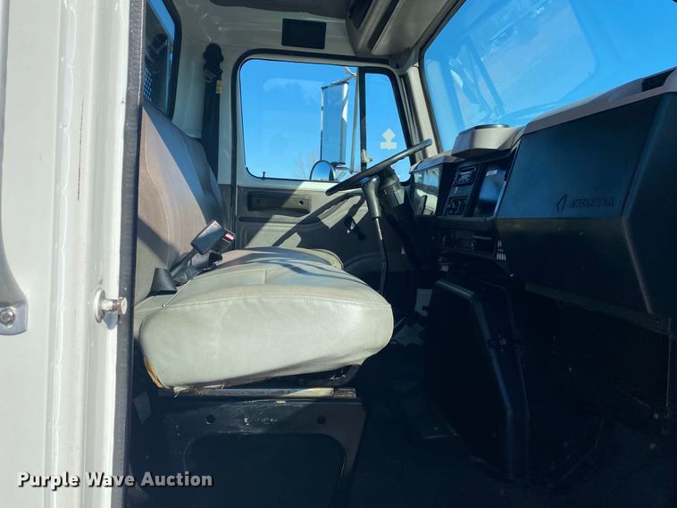 image for item JN9165 1999 International 4700  flatbed truck