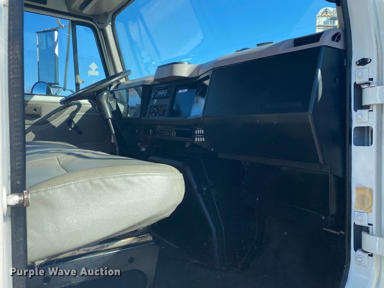 image for item JN9165 1999 International 4700  flatbed truck