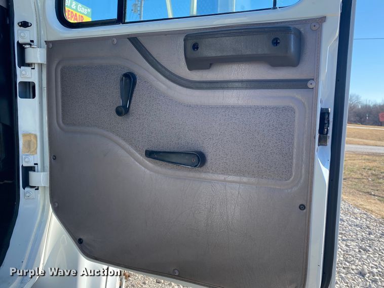 image for item JN9165 1999 International 4700  flatbed truck