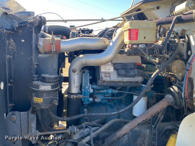 image for item JN9165 1999 International 4700  flatbed truck