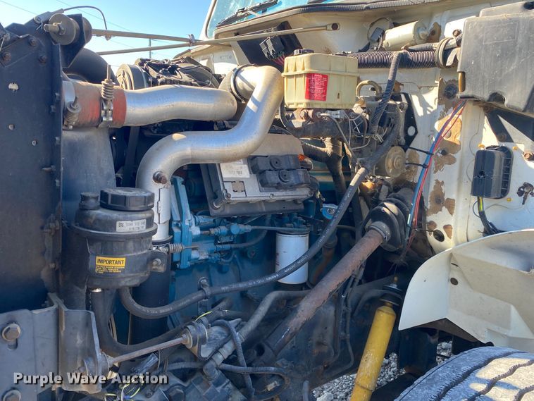 image for item JN9165 1999 International 4700  flatbed truck