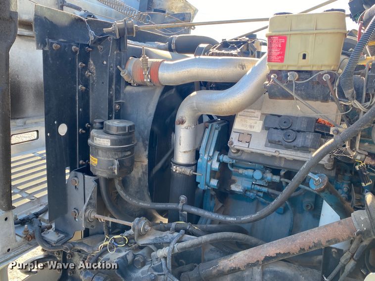 image for item JN9165 1999 International 4700  flatbed truck