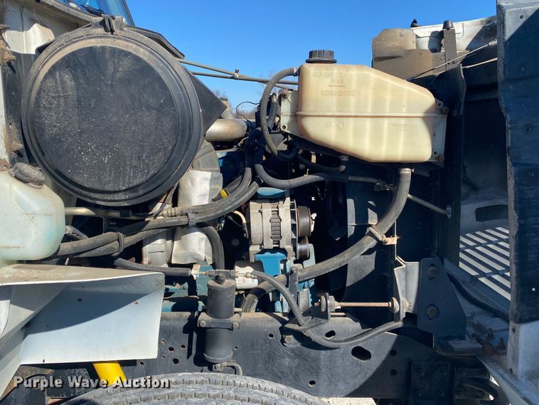 image for item JN9165 1999 International 4700  flatbed truck