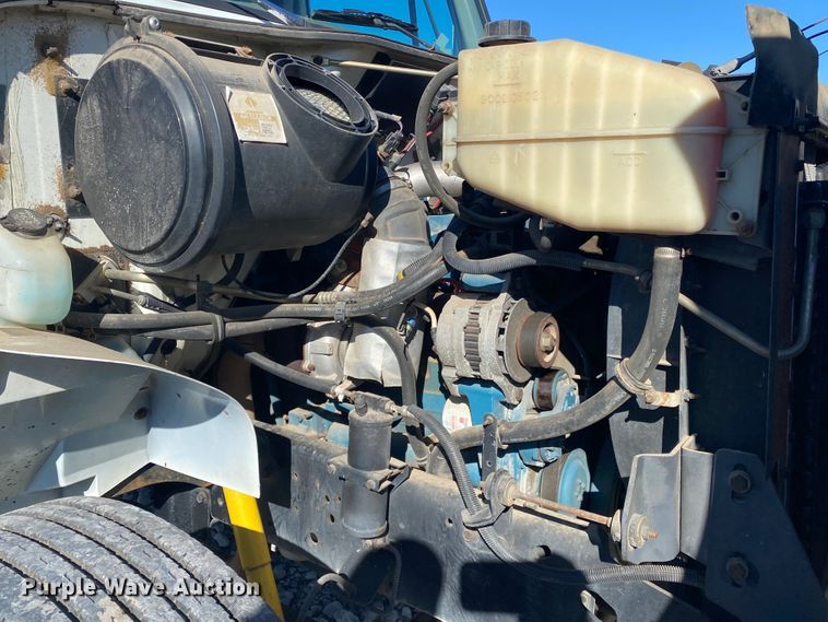 image for item JN9165 1999 International 4700  flatbed truck