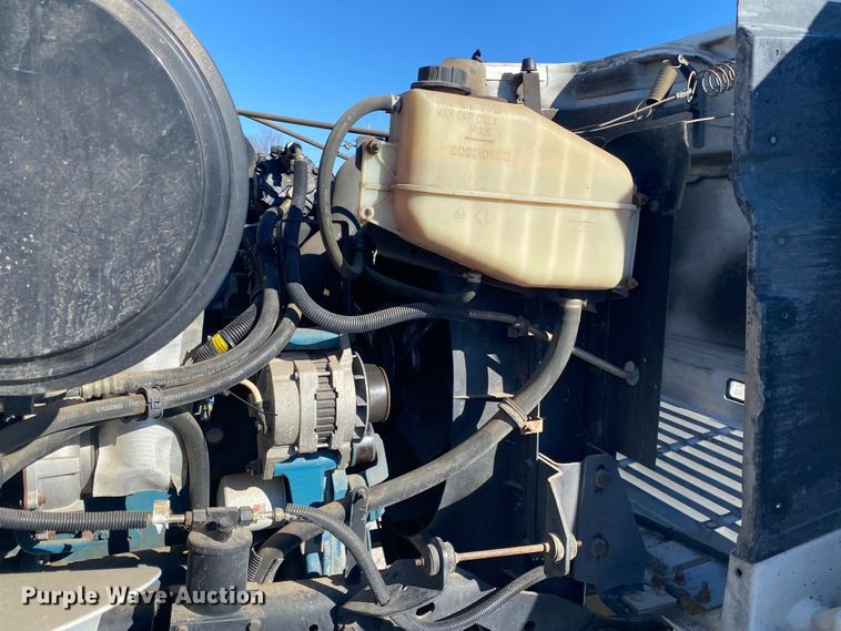 image for item JN9165 1999 International 4700  flatbed truck