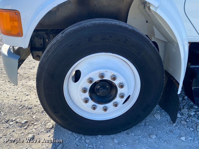 image for item JN9165 1999 International 4700  flatbed truck