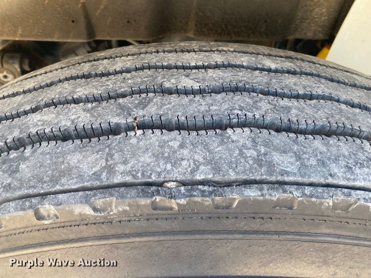 image for item JN9165 1999 International 4700  flatbed truck