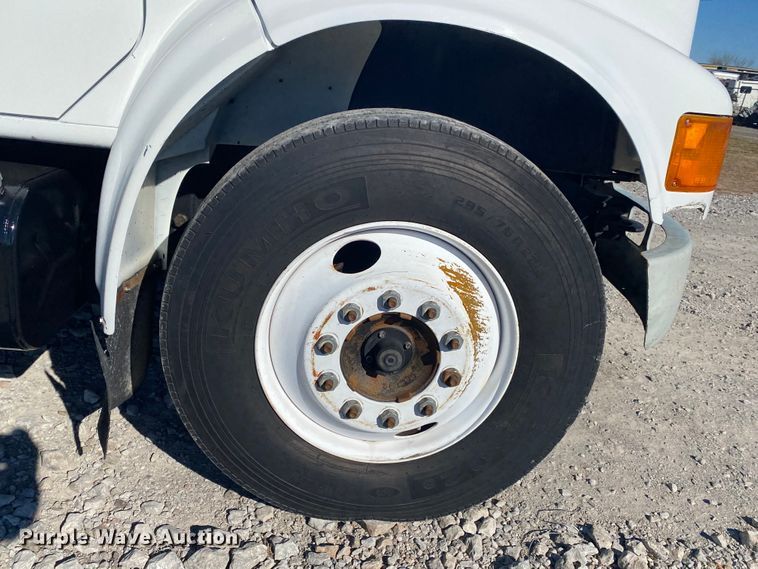 image for item JN9165 1999 International 4700  flatbed truck