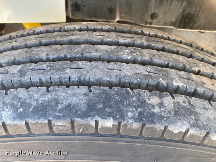 image for item JN9165 1999 International 4700  flatbed truck