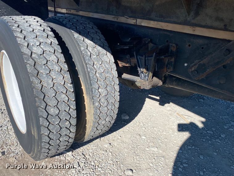 image for item JN9165 1999 International 4700  flatbed truck