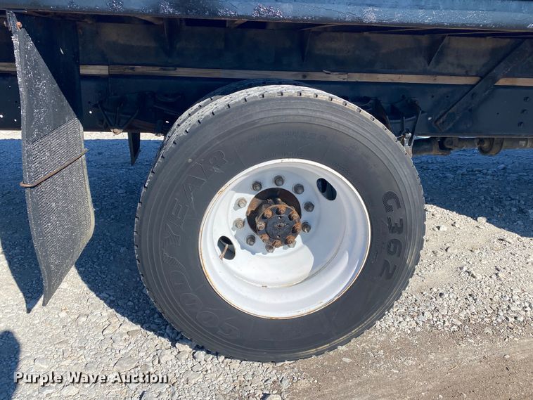 image for item JN9165 1999 International 4700  flatbed truck