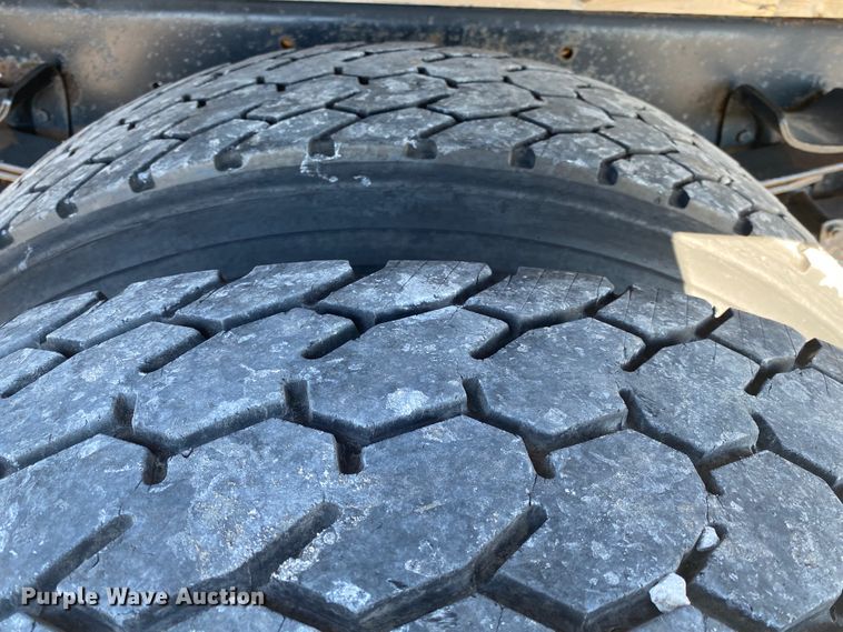 image for item JN9165 1999 International 4700  flatbed truck