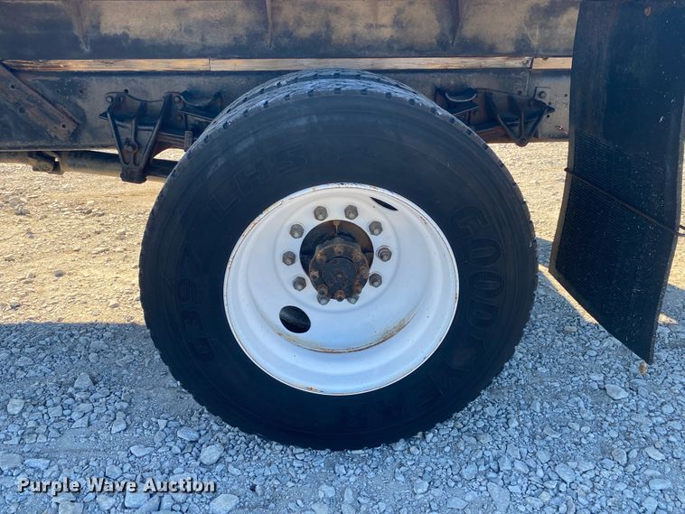 image for item JN9165 1999 International 4700  flatbed truck