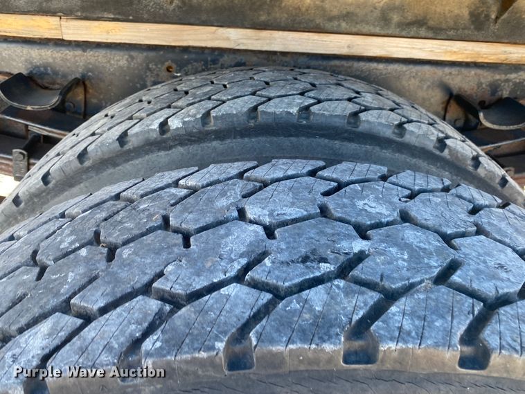 image for item JN9165 1999 International 4700  flatbed truck