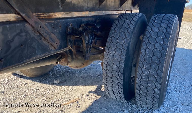 image for item JN9165 1999 International 4700  flatbed truck