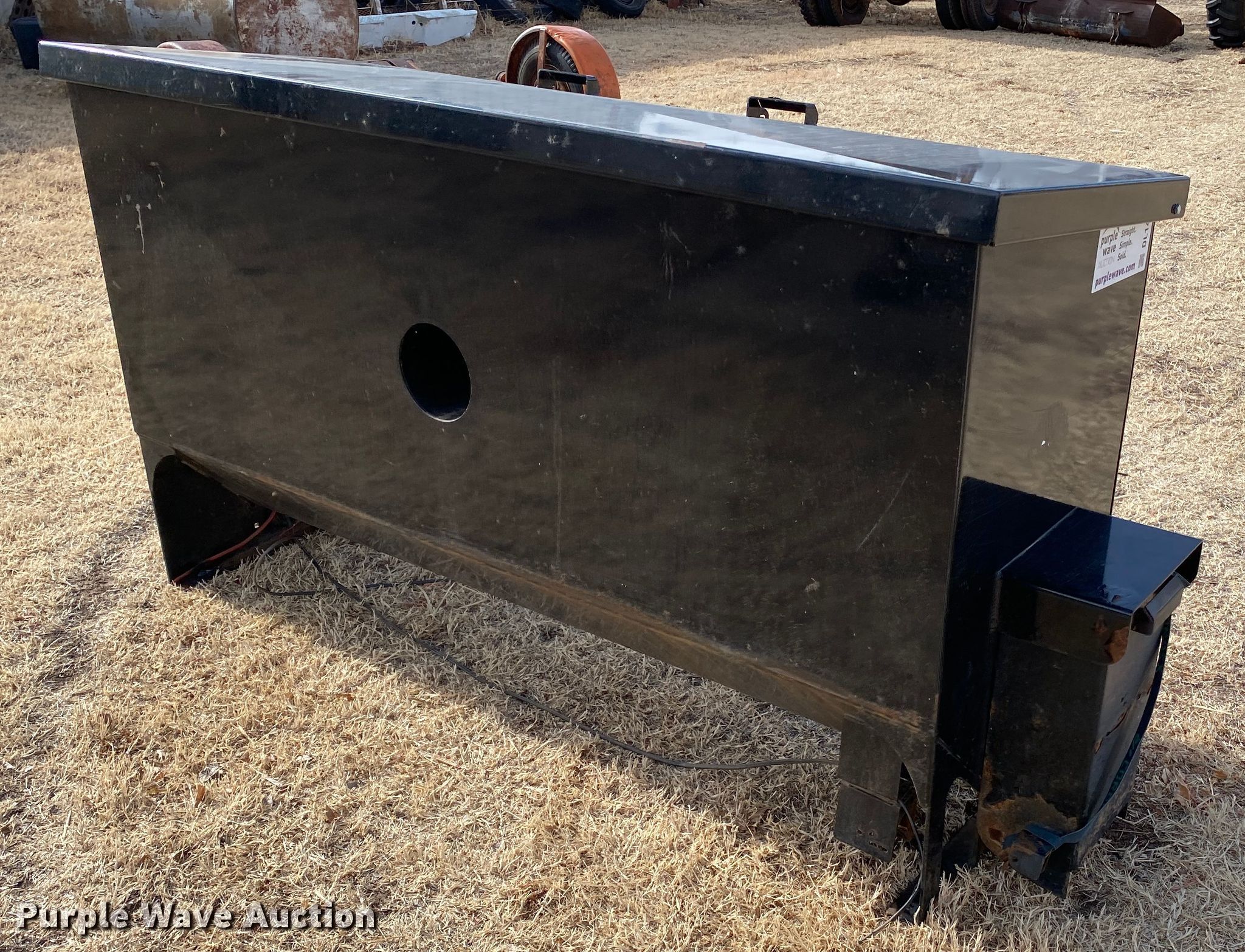 Crownline cake feeder in Laverne, OK Item DL1428 sold Purple Wave