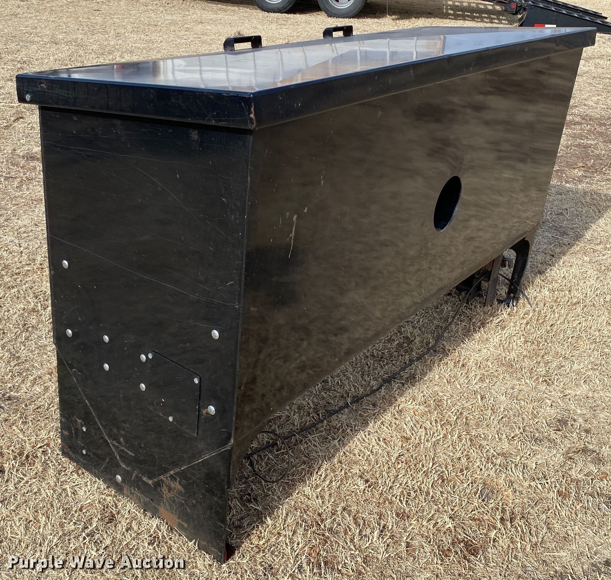 Crownline cake feeder in Laverne, OK Item DL1428 sold Purple Wave