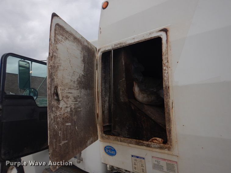 image for item DH8126 2000 Kenworth T300  refuse truck