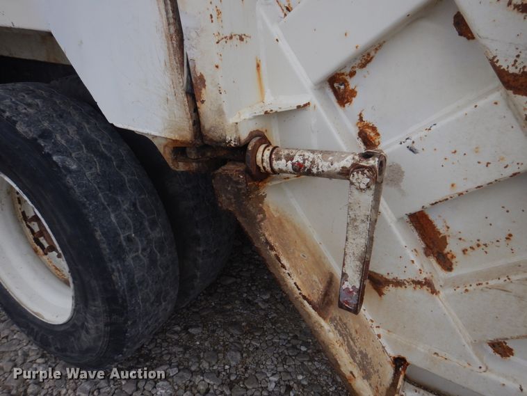 image for item DH8126 2000 Kenworth T300  refuse truck