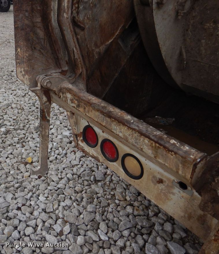 image for item DH8126 2000 Kenworth T300  refuse truck