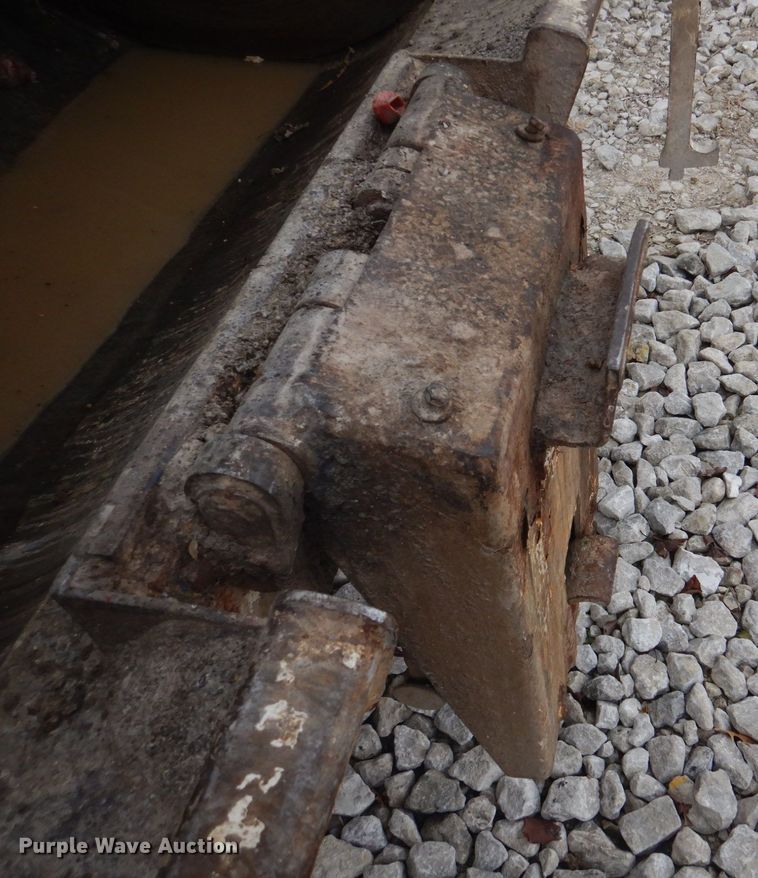 image for item DH8126 2000 Kenworth T300  refuse truck