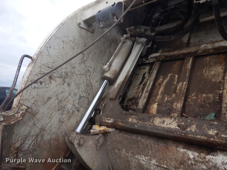 image for item DH8126 2000 Kenworth T300  refuse truck