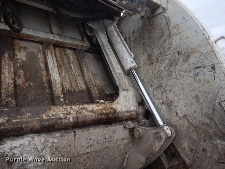 image for item DH8126 2000 Kenworth T300  refuse truck