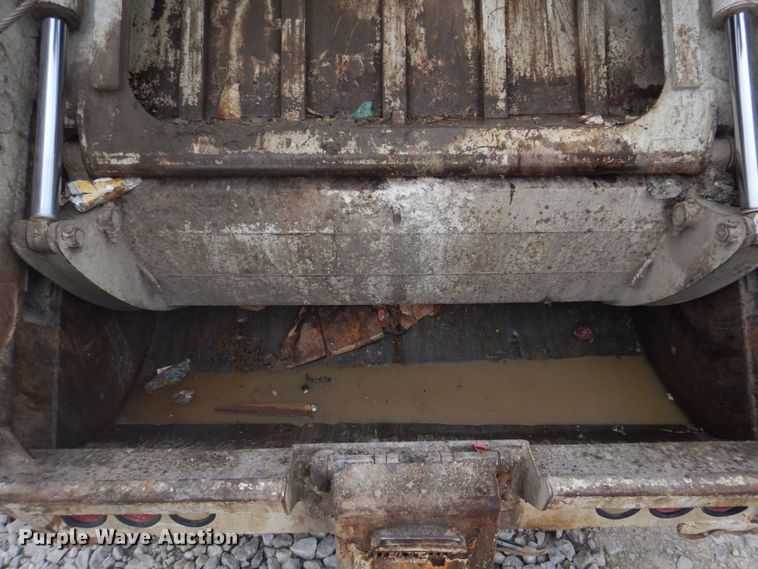 image for item DH8126 2000 Kenworth T300  refuse truck