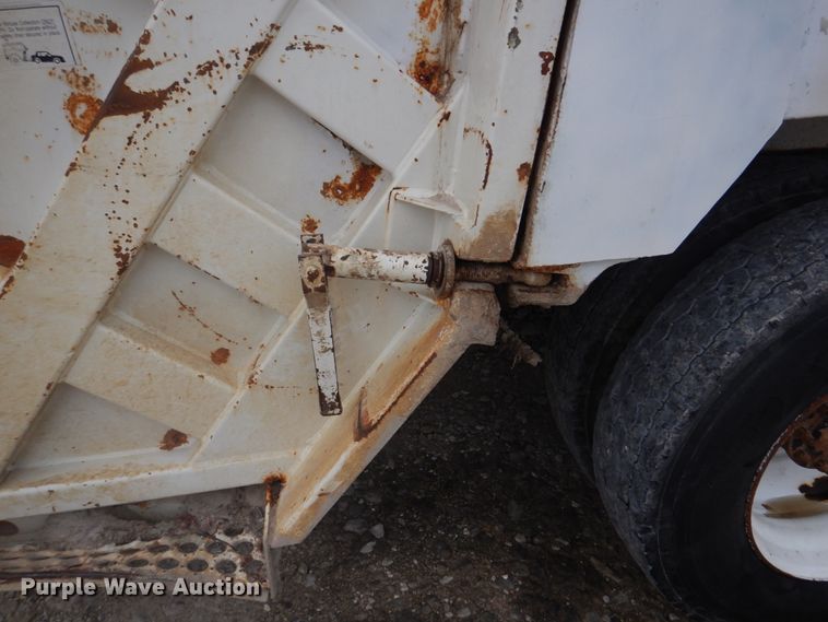 image for item DH8126 2000 Kenworth T300  refuse truck