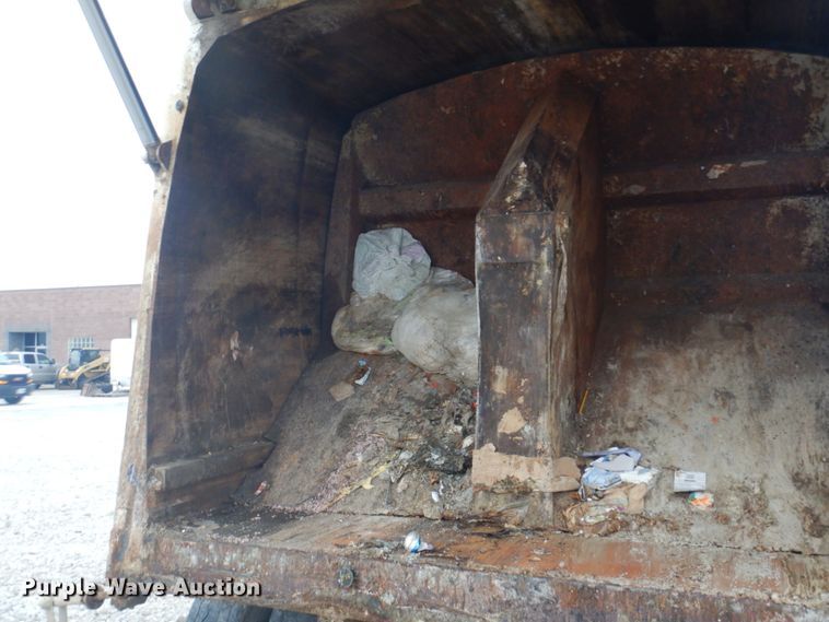 image for item DH8126 2000 Kenworth T300  refuse truck