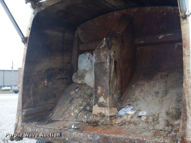 image for item DH8126 2000 Kenworth T300  refuse truck