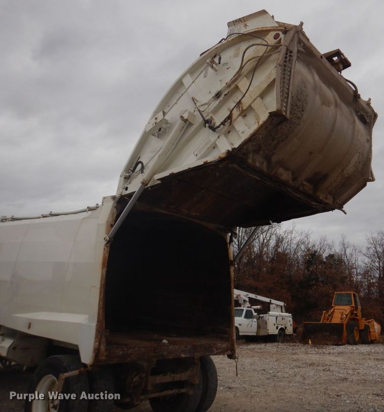 image for item DH8126 2000 Kenworth T300  refuse truck