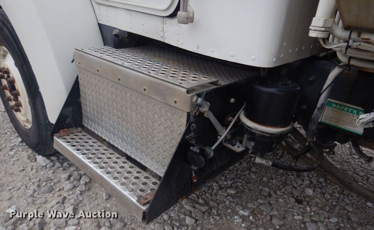 image for item DH8126 2000 Kenworth T300  refuse truck