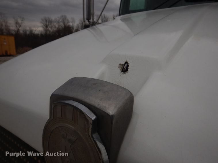 image for item DH8126 2000 Kenworth T300  refuse truck