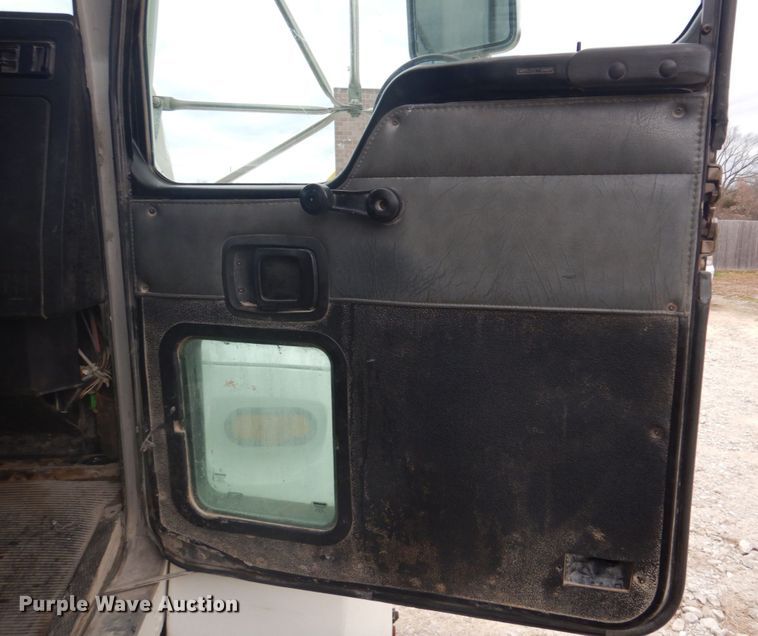 image for item DH8126 2000 Kenworth T300  refuse truck