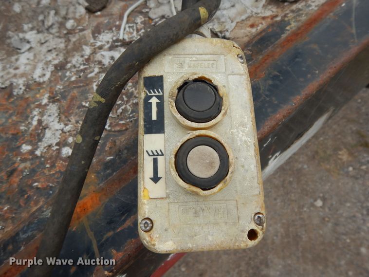 image for item DI8606 2005 GMC C4500  flatbed truck