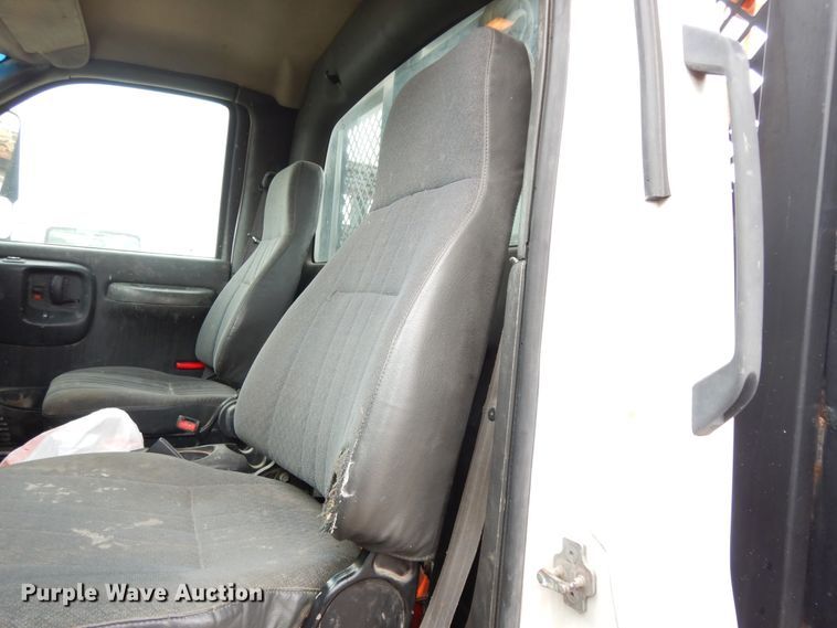 image for item DI8606 2005 GMC C4500  flatbed truck