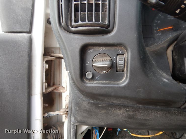 image for item DI8606 2005 GMC C4500  flatbed truck