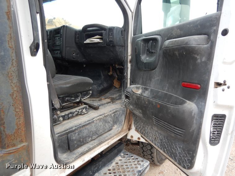 image for item DI8606 2005 GMC C4500  flatbed truck