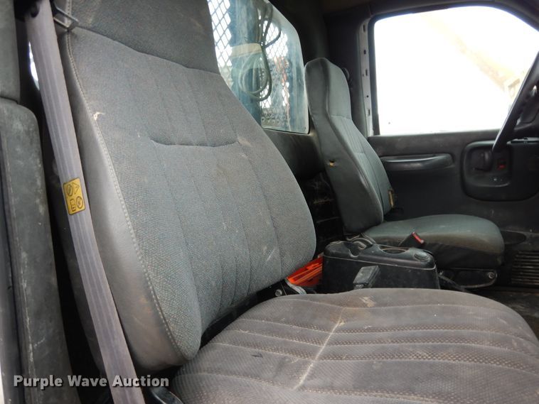 image for item DI8606 2005 GMC C4500  flatbed truck