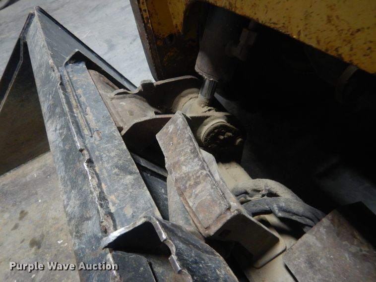 image for item DJ1250 2005 Caterpillar 226B  skid steer loader