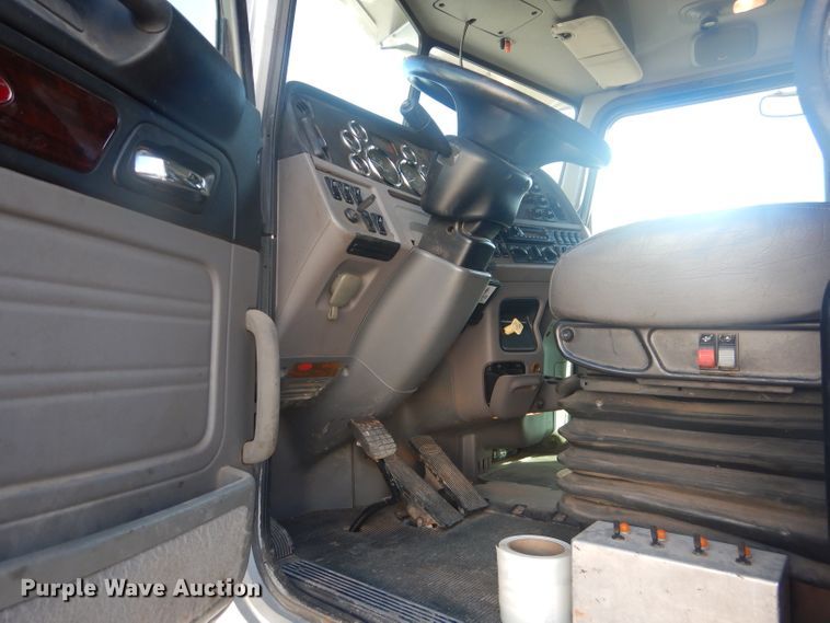 image for item DJ8925 2012 Peterbilt 365  crane truck