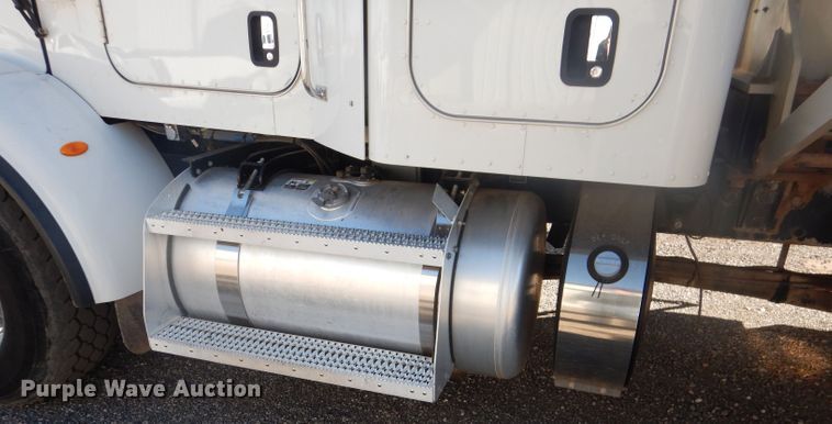 image for item DJ8926 2014 Peterbilt 365  crane truck