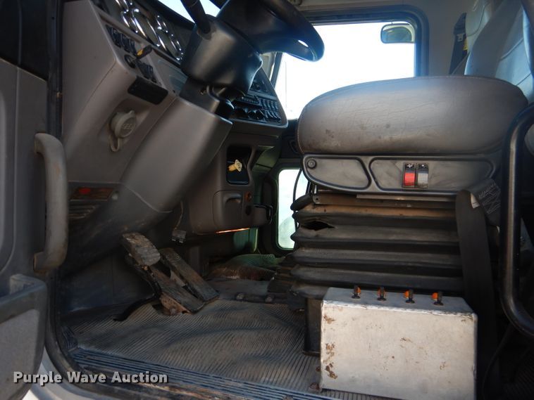 image for item DJ8926 2014 Peterbilt 365  crane truck