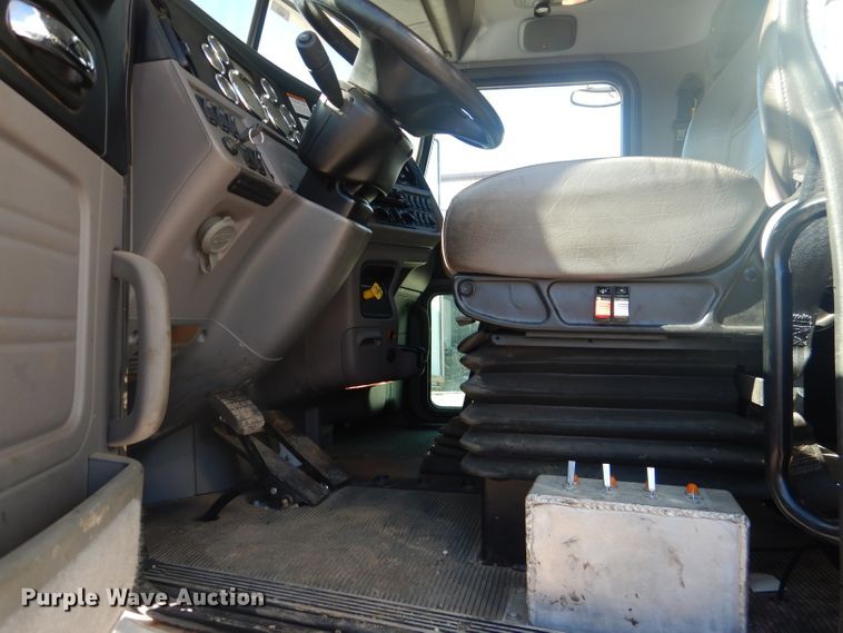 image for item DJ8927 2015 Peterbilt 365  crane truck