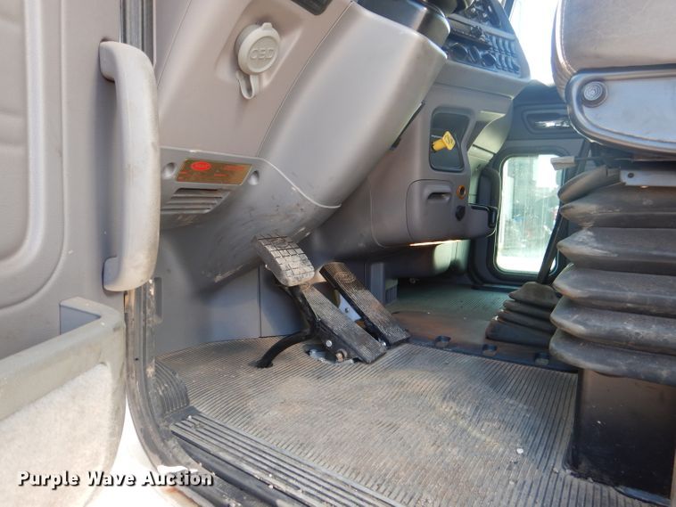 image for item DJ8927 2015 Peterbilt 365  crane truck