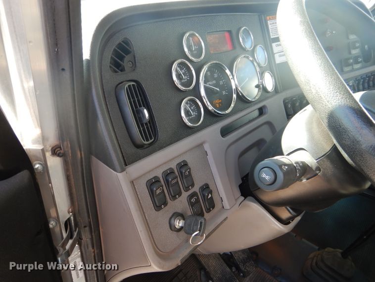 image for item DJ8927 2015 Peterbilt 365  crane truck