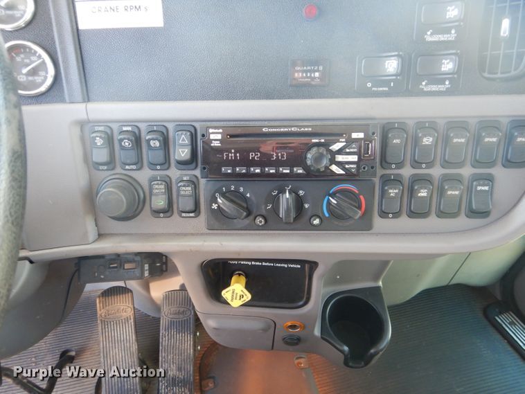 image for item DJ8927 2015 Peterbilt 365  crane truck