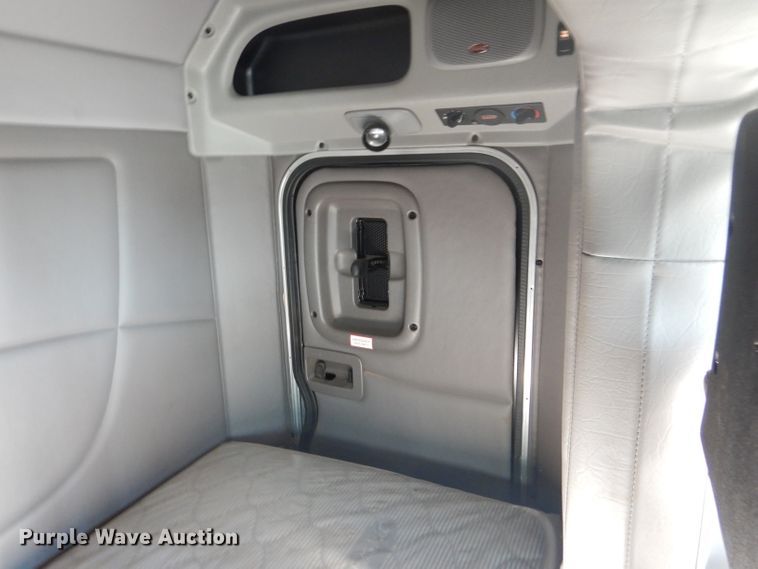 image for item DJ8927 2015 Peterbilt 365  crane truck